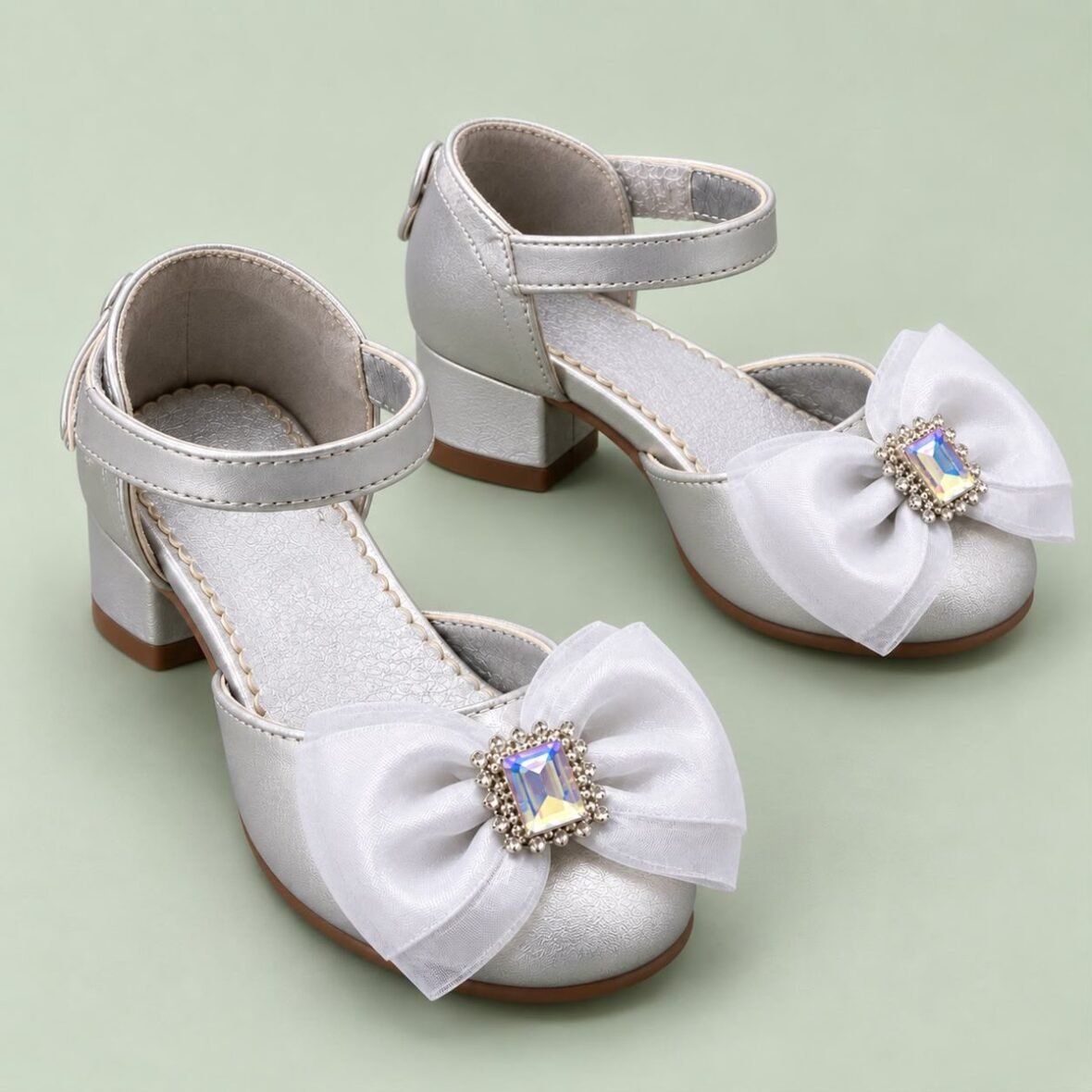 Escarpins gris à bride et petit talon